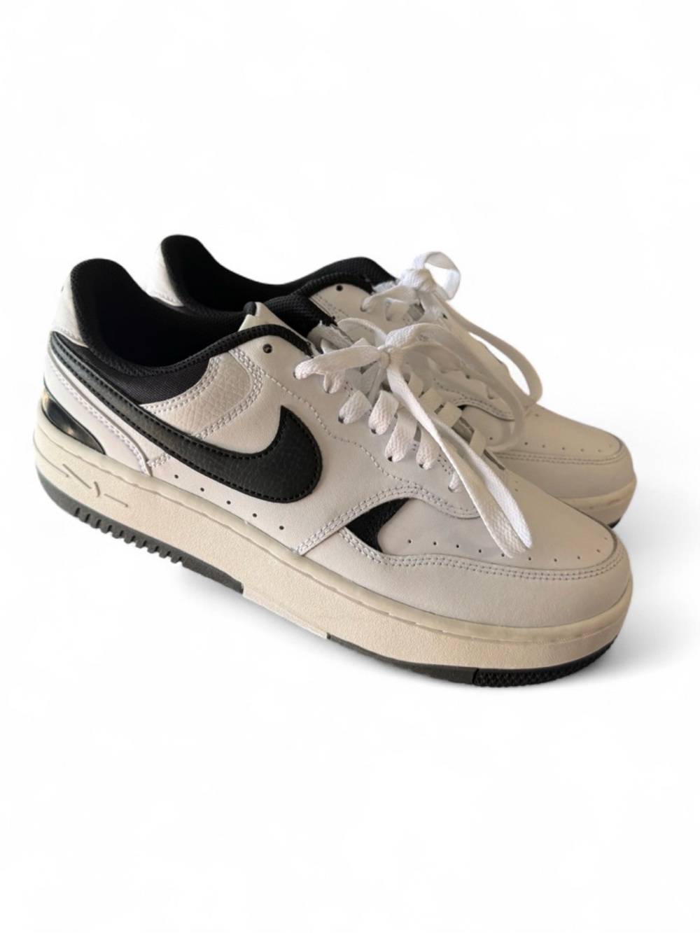 Nike Womens White and Black Low-Top Sneakers